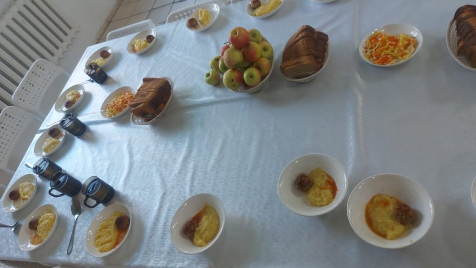 Тамақтану сәтінен көріністер